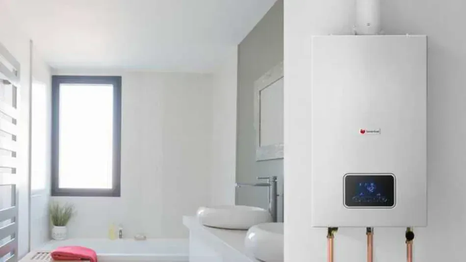Plombier installant un chauffe-eau électrique en Seine-et-Marne (77)