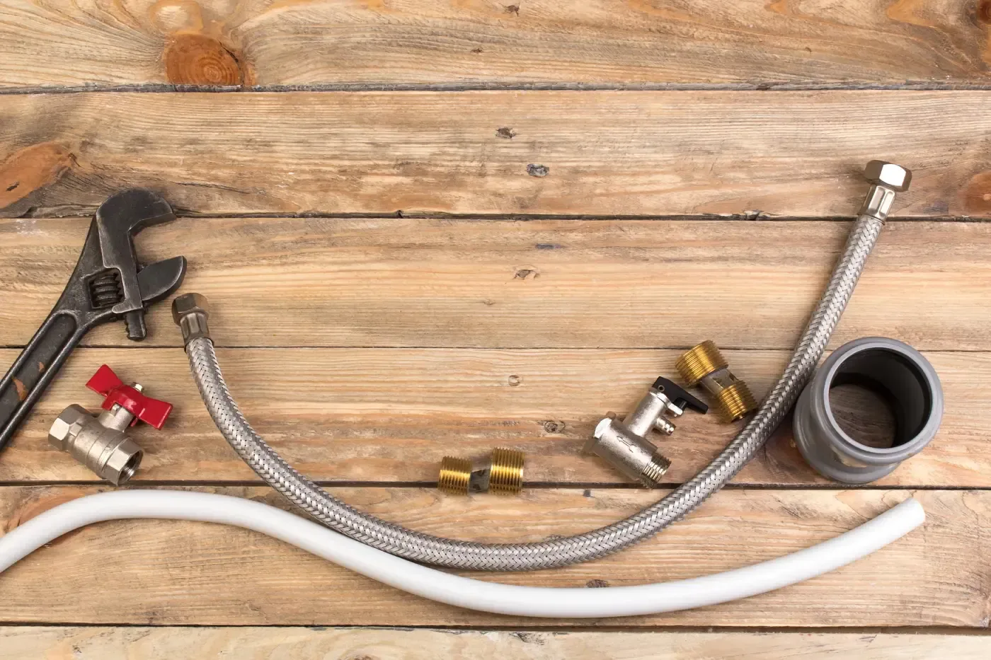 Raccords et flexibles préparés pour l'entretien d'un chauffe-eau dans le 77